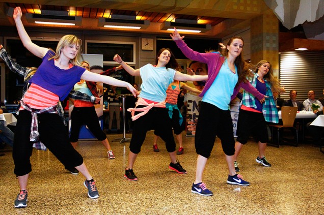 Für Unterhaltung sorgte eine Gymnastikgruppe, die auch Videoclip-Dancing trainiert. (Foto: Matthias Ritter)