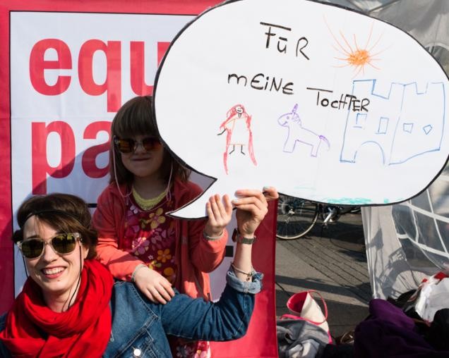 Bärte-Aktion auf dem Bismarckplatz zum Equal-Pay-Day 2015 (Foto: Ella Kehrer)