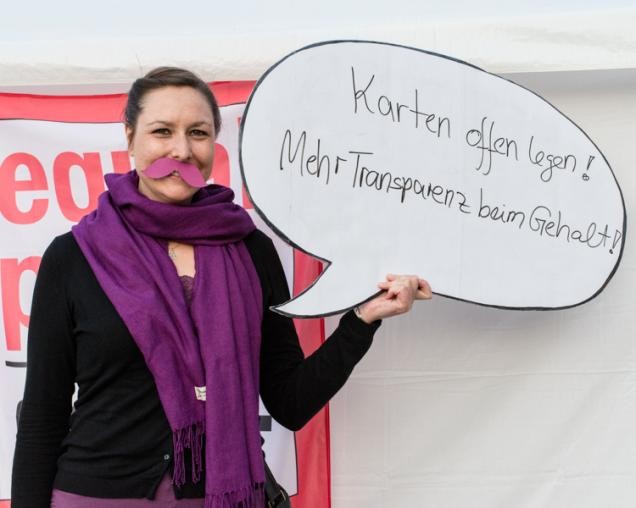 Bärte-Aktion auf dem Bismarckplatz zum Equal-Pay-Day 2015  (Foto: Ella Kehrer)