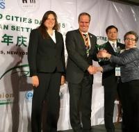 Oberbürgermeister Dr. Eckart Würzner und Sabine Lachenicht, Amt für Umweltschutz, Gewerbeaufsicht und Energie bei der Preisverleihung des Global Green City Awards (Foto: Global Forum on Human Settlements)