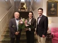 Marc Massoth und Mathias Schiemer gratulieren Dr. Caroline von Kretschmann. 