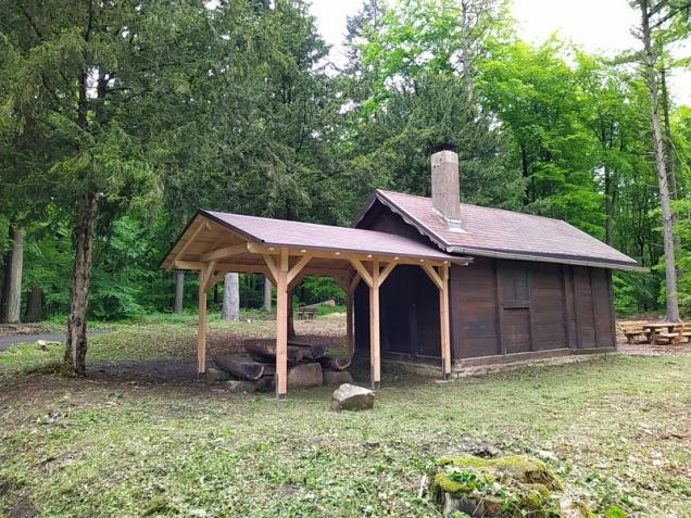Einsiedlerhütte, geschlossene Waldhütte mit Unterstand