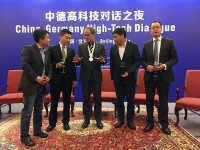 Oberbürgermeister Dr. Eckart Würzner im Gespräch mit den Vizepräsidenten führender chinesischer Hightech-Unternehmen (v.l.): Xiang Wang (Xiaomi), Robert Li (Lenovo), Hongbing Gao (Alibaba) und Julio Kong (Huawei). (Foto: Stadt Heidelberg)