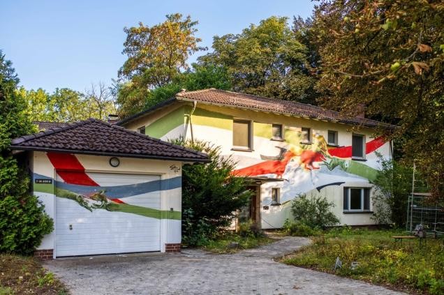 Ein Haus wurde mit einem grünen, roten und blauen Streifenmuster verschönert. (Foto: IBA/Dittmer)