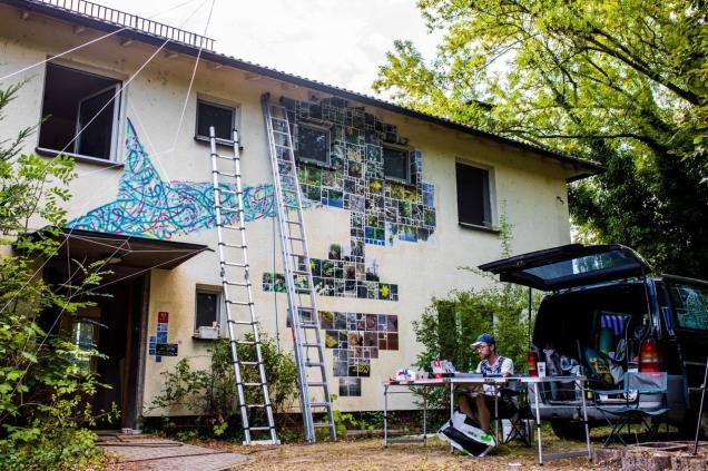 Ein Kunstwerk aus kleinen mosaikartigen Bildern auf einer Hausfassade (Foto: IBA/Dittmer)
