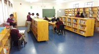 Schülerinnen und Schüler in der neuen Bibliothek der High School Sophumelela in Kapstadt, Südafrika (Foto: Hazel Suttill)