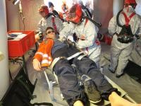 Entkleiden des Verletzten, um anschließend die Dekontamination durchführen zu können (Foto: Feuerwehr Heidelberg)