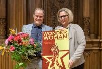 Oberbürgermeister Prof. Dr. Eckart Würzner verabschiedet Stadtdirektorin Nicole Huber im Rathaus. (Foto: Rothe)