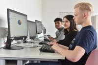 Schülerin und Schüler beim Arbeiten am PC. (Foto: Peter Dorn)
