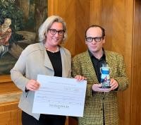 Stadtdirektorin Nicole Huber mit der Auszeichnung "Leuchttürme im Digitalen Wandel" (Foto: Stadt Heidelberg)