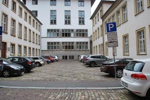 Der Marsiliusplatz befindet sich zwischen der Jesuitenkirche und dem Universitätsplatz. Er wurde nach dem adeligen Direktor der Universität Heidelberg Marsilius von Inghen benannt. Im Jahr 1836 hat Inghen unter dem Kurfürsten Ruprecht I die Universität mitgegründet. (Foto: Stadt Heidelberg)