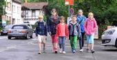 Viele Kinder laufen über eine Straße (Foto: Dorn)
