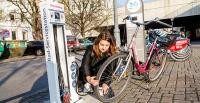 An der neuen Radservice-Station an der Neckarwiese können Radfahrerinnen und Radfahrer kleine Pannen am Fahrrad selbst beheben. (Foto: Pellner)