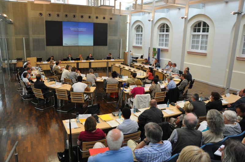 Blick in den neuen Sitzungssaal bei der Sitzung des Entwicklungsbeirats am 25. Mai 2011 (Foto: Freischlag und Holz)