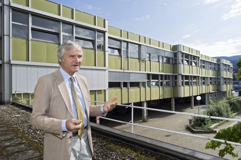 Schulleiter Werner Giese vor der zukünftigen Großbaustelle IGH (Foto: Rothe)