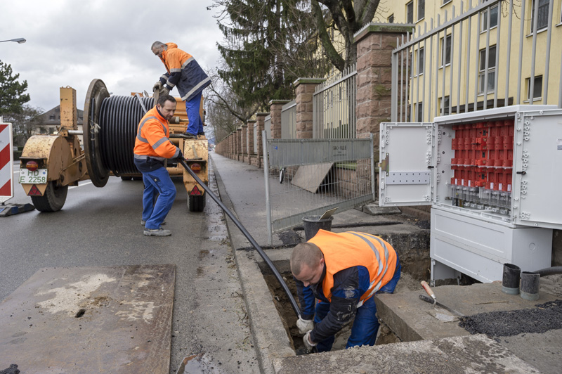 Ein Mitarbeiter der Stadtwerke Heidelberg schließt die Studentenwohnheime Ende März ans städtische Stromnetz an. (Foto: Rothe)