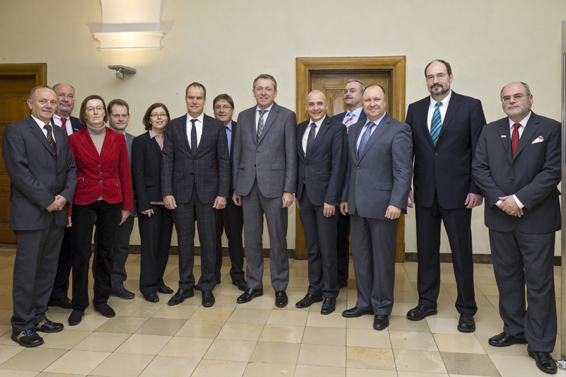 Regionale Lenkungsgruppe Konversion (v.l.n.r.): Roland Marsch, stellvertretender Vorsitzender des Nachbarschaftsverbandes Heidelberg-Mannheim, Axel Kunze, Mitglied des Vorstandes der Bundesanstalt für Immobilienaufgaben (BImA), Regierungsvizepräsidentin Gabriela Mühlstädt-Grimm, Regierungspräsidium Karlsruhe, Christoph Trinemeier, Leitender Direktor beim Verband Region Rhein-Neckar, Susanne Dübon, Hauptstellenleiterin Portfoliomanagement BImA, Oberbürgermeister Dr. Eckart Würzner, Heidelberg, Lothar Quast, Bürgermeister für Planung, Bauen, Umweltschutz und Stadtentwicklung, Mannheim, Oberbürgermeister Dr. Peter Kurz, Mannheim, Oberbürgermeister Dr. René Pöltl, Schwetzingen, Joachim Hahn, Amt für Stadtentwicklung und Statistik der Stadt Heidelberg, Erster Bürgermeister Bernd Stadel, Heidelberg, Jörg Musial, Spartenleiter Verkauf BImA, Michael Scharf, Abteilungsleiter Verkauf BImA.