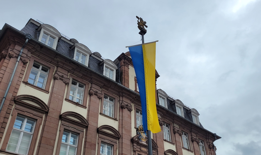 Vor dem Heidelberger Rathaus weht die Urkainische Flagge