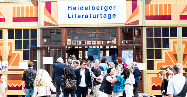 Heidelberger Literaturtage: Menschenmenge vor Zelteingang (Foto: Annemone Taake)