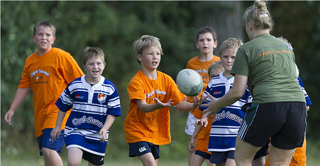 Rugbytrainerin mit Kindern (Foto: Anspach)