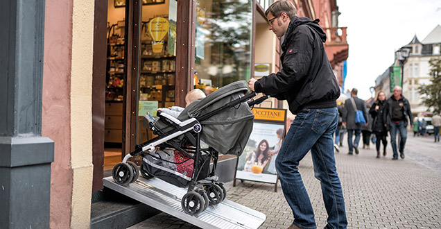 Mit Roll-stuhl und Kinder-wagen einfach durch die Stadt (Foto: Dittmer)