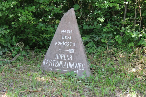 Bild des Wegesteins mit den Richtungen Königstuhl und Hohler Kästenbaum