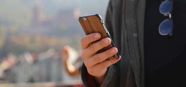 Detailaufnahme Smartphone in der Hand einer Person auf der Alten Brücke