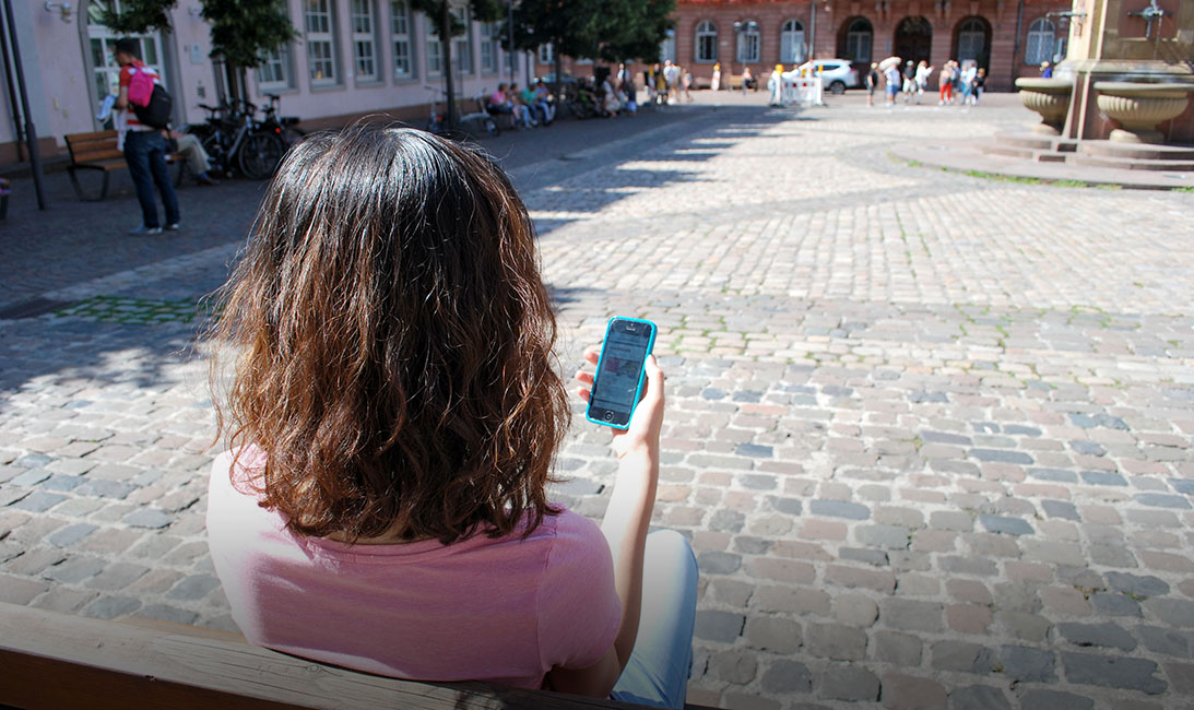 Im Internet surfen geht jetzt auch gemütlich auf einer Parkbank (Foto: Stadt Heidelberg)