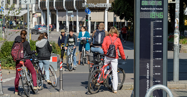 Mehrer Radfahrer warten an einer Ampel neben einer Radfahr-Zählanlage (Foto: Rothe)