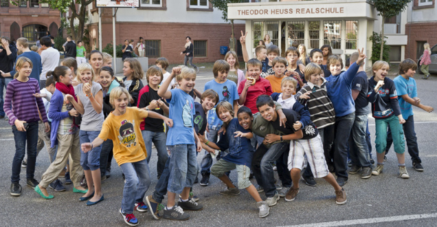 Schülerinnen und Schüler auf dem Schulhof (Foto: Rothe)