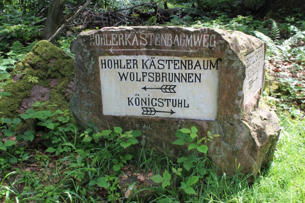 Bild Wegestein mit den Richtungen Wolfsbrunnen und Königstuhl
