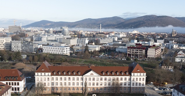 Blick auf den hip im Vordergrund und die Heidelberger Weststadt im Hintergrund. 