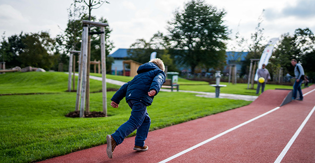Ein Kind macht Sport auf der "Alla hopp!"- Anlage (Foto: Dittmer)