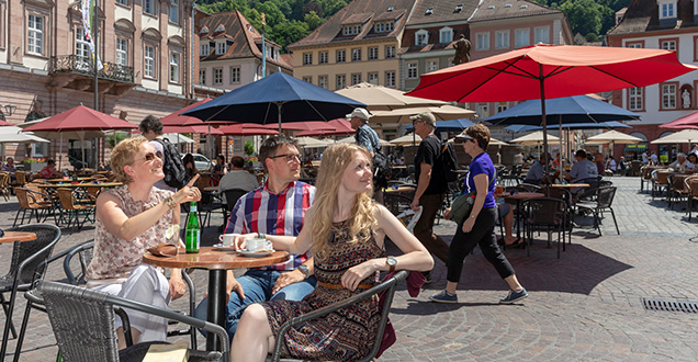 Gruppe am Tisch auf dem Heidelberger Marktplatz (Foto: Buck)