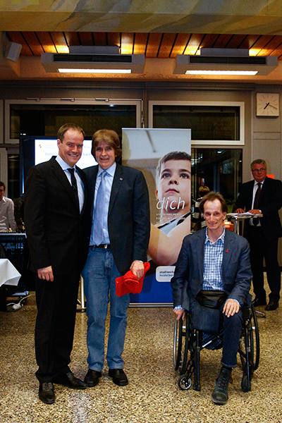 Dieter Riegler (Mitte) wurde für seinen Erfolg im Blindenschach geehrt. (Foto: Matthias Ritter)