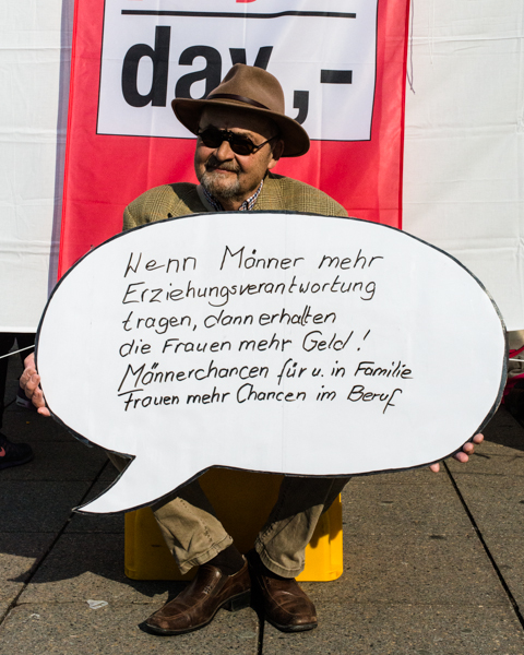 Bärte-Aktion auf dem Bismarckplatz zum Equal-Pay-Day 2015  (Foto: Ella Kehrer)