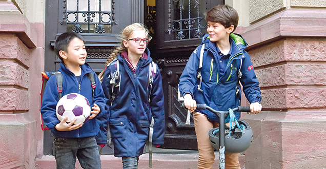 Drei Schulkinder kommen aus der Schule (Foto: Dorn)