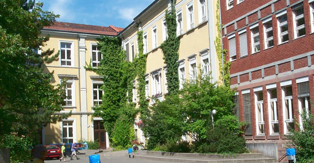 Das Gebäude des Hölderlin-Gymnasiums von außen