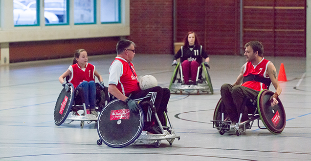 Auch mit Roll-stuhl kann man Handball spielen (Foto: Diemer)