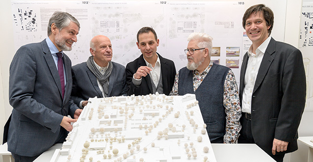 Five men around the model of a new building (Photo: Rothe)