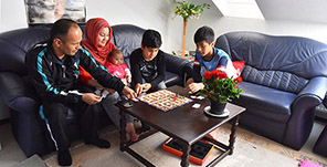 Familie in der Flüchtlingsunterkunft Hardtstraße (Foto: Dorn)