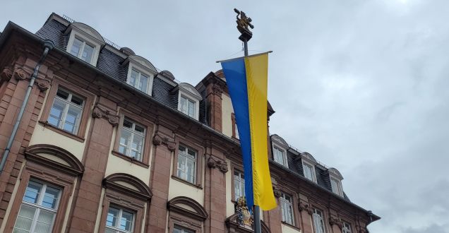 Die ukrainische Flagge weht vor dem Heidelberger Rathaus (Foto: Stadt Heidelberg).