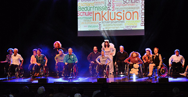 Rollstuhlfahrer auf der Musical-Bühne (Foto: Rehability)