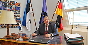 Karl A. Lamers in seinem Büro im estnischen Honorarkonsulat in Heidelberg.