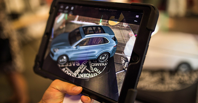 Holding a tablet that is showing a car (Foto: Dittmer)