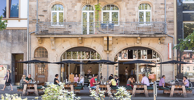 Menschen im Café in der Bergheimer Straße (Foto: Arndt)