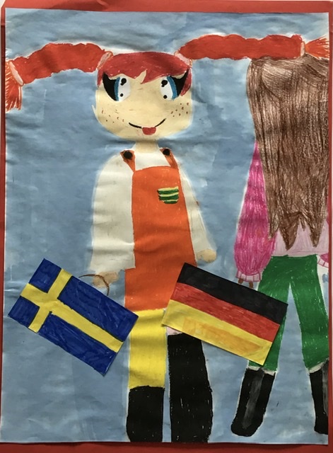 Liyah malte sich und Pippi Langstrumpf mit je einem Koffer. Pippis Koffer trägt die schwedische Flagge, Liyahs Koffer trägt die deutsche Flagge. 