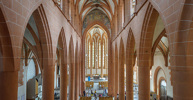 Man sieht das Innere einer Kirche. Hohe Decken, mit vielen Fenstern und Säulen (Foto: Rothe)