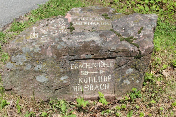 Bild mit dem Wegestein mit den Richtungen Kohlhof und Hilsbach