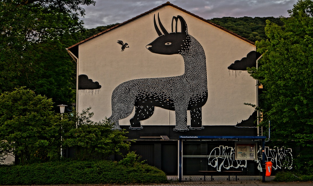 Eine großes Graffiti eines Fabelwesen an einer Hauswand in der Heidelberger Südstadt ist zu sehen